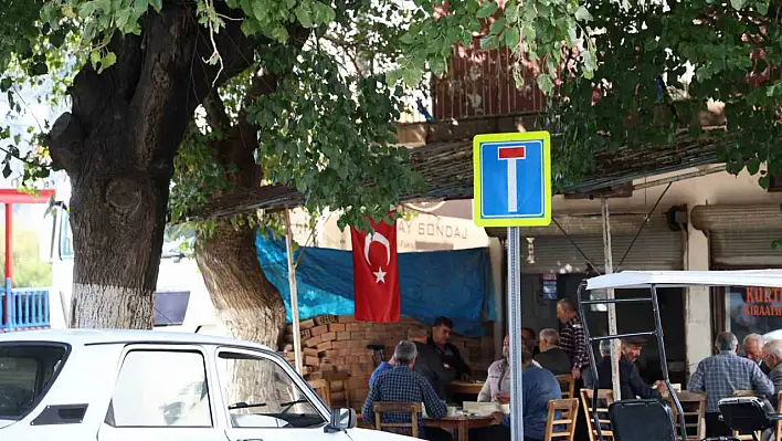 Adana'da esnaflardan teröre Türk Bayraklı tepki!