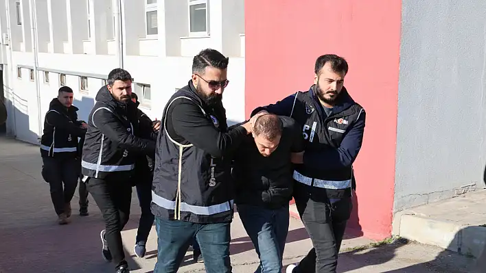 Adana'da film gibi operasyon - Polis kovaladı, lastikler patladı!