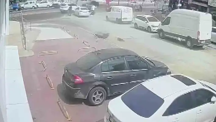 Cadde ortasında yakalandı: Polis aracına çarpıp tutuklandı