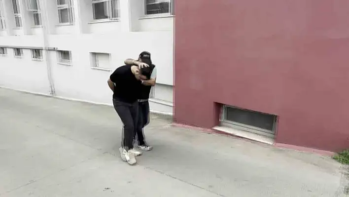 Adana'da uyuşturucu suçlularına şafak operasyonu!