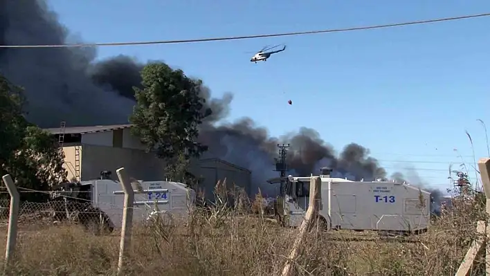 Geri dönüşüm fabrikasındaki yangına havadan ve karadan müdahale sürüyor
