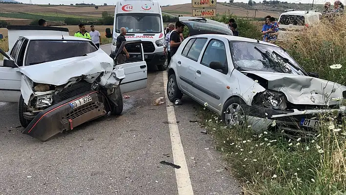 Adana'da iki araç kafa kafaya çarpıştı: 4 yaralı