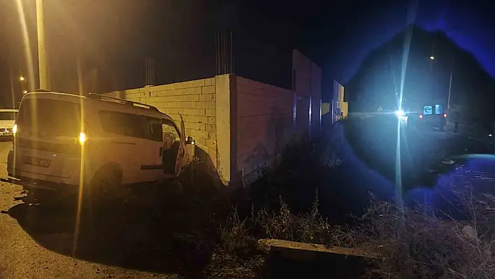 İki hafif ticari araç çarpıştı: 1 ölü, 2 yaralı