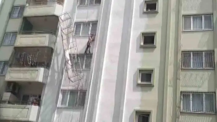 İskele Halatı Koptu, İşçi Metrelerce Yüksekte Asılı Kaldı