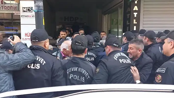 Adana'da İzinsiz Toplanan Gruba Polis Müdahalesi!