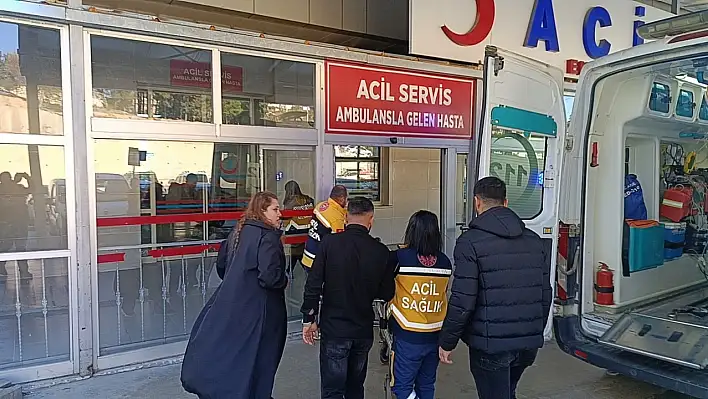 Adana'da kaldırımda yürüyen talihsiz  kadına otomobil çarptı!