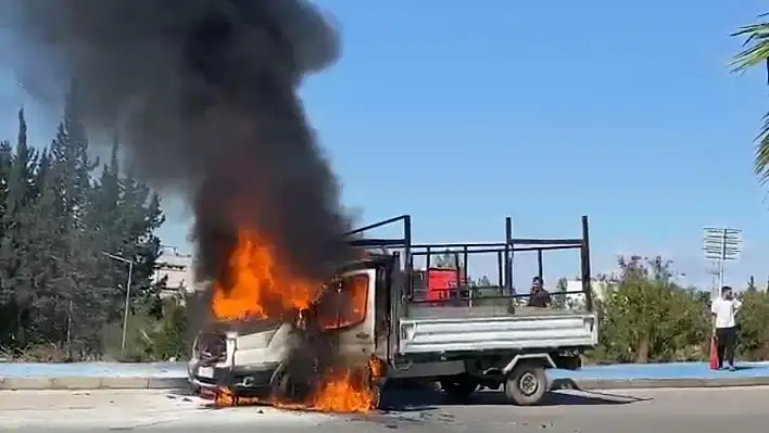 Adana'da seyir halinde kamyonet yandı!
