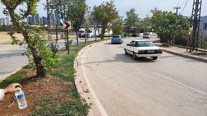 Viraj tehlikesi kayıt altında! Esnaf kamera taktırdı, kazaları kaydetti