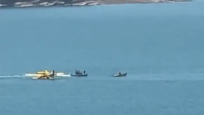 Adana'da korku dolu anlar: Uçak göle düştü!