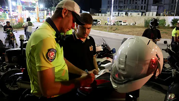 Adana'da kurallara uymayan onlarca motosiklet sürücüsüne ceza!