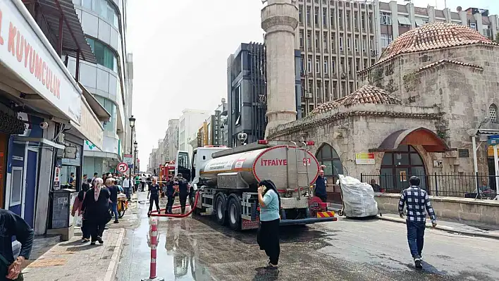 Adana'da kuyumcu atölyesinin bulunduğu bina alev aldı!