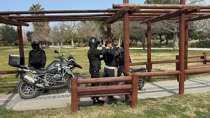 Adana'da narkotim timleri uyuşturucu kullanan şahıslara şok denetim!