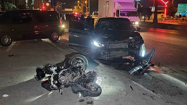 Adana'da feci kaza otomobil ile motosiklet çarpıştı!