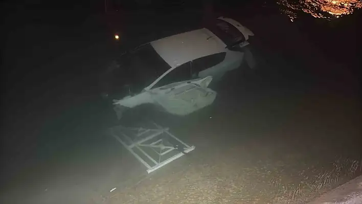 Adana'da otomobil sulama kanalına düştü!