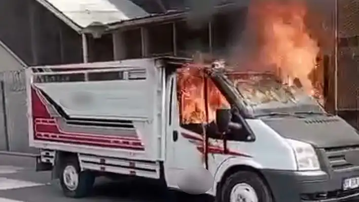 Park halindeki iki araç yandı!