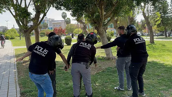 Adana'da park ve sokaklarda uyuşturucu içen onlarca şahıs yakalandı!