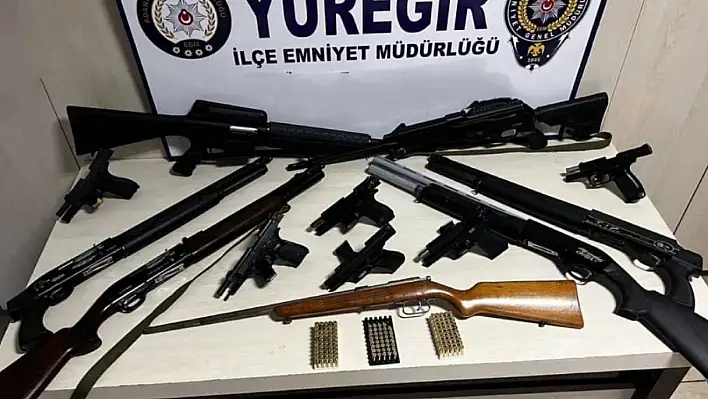 Adana'da polis ekipleri asayiş uygulamalarında 13 ruhsatsız silah ele geçirdi