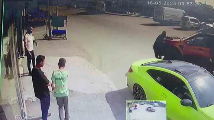 Cep Telefonuyla Konuşurken Kamyonet Çarptı