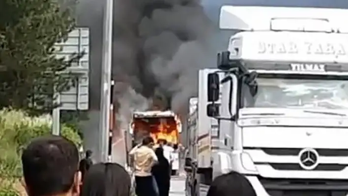 Adana'da seyir halindeki otobüste yangın çıktı