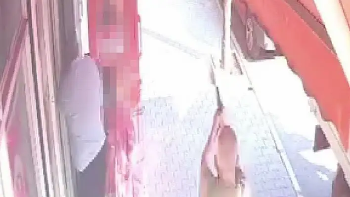 Sokak ortasında iki kişiyi kovaladı