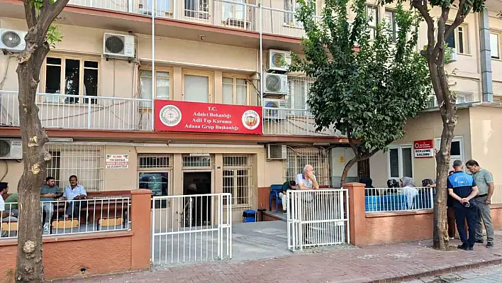 Adana'da sokak ortasında silahlı saldırı: Genç hayatını kaybetti!