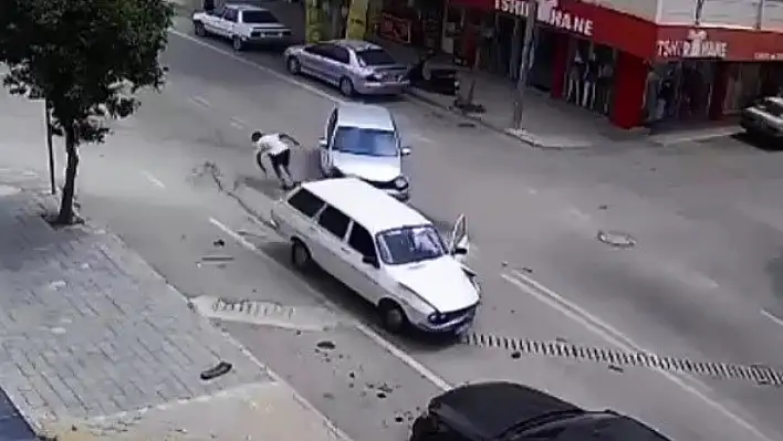 Adana'da kaza anında araçtan inip koşarak uzaklaştı!