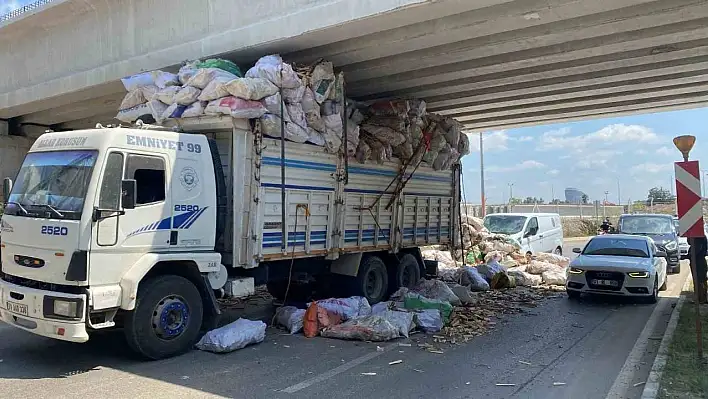 Adana'da  kamyon köprü altında sıkıştı!