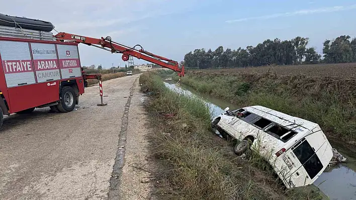 Adana'da tarım işçileri taşıyan servis devrildi: Çok sayıda yaralı!