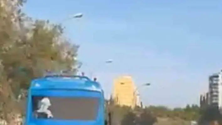 Adana'da otobüsten sarkarak yolculuk yaptılar!