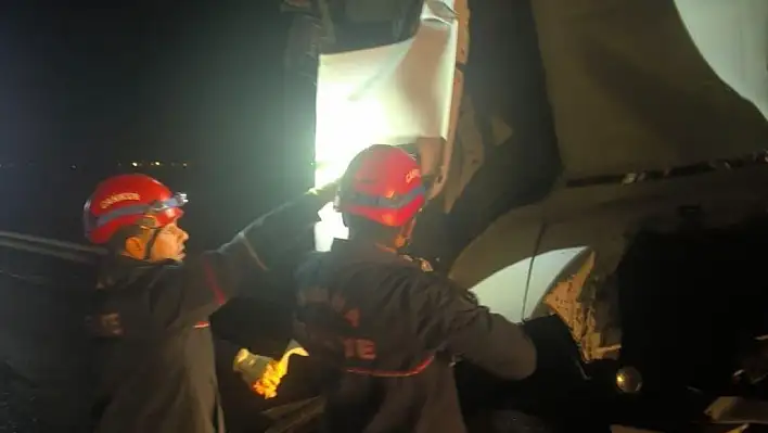 Adana'da tır, otobüse arkadan çarptı!