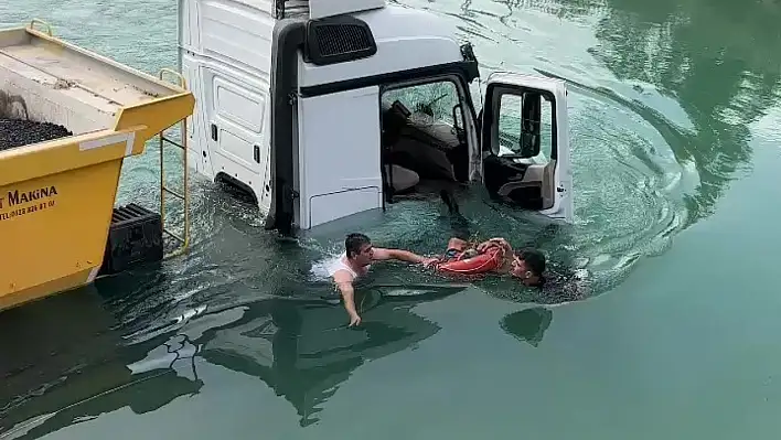 Adana'da tır sulama kanalına düştü!