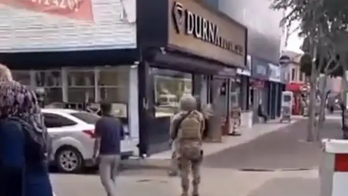 Adana'da uyuşturucu bağımlısının aile bireylerini rehin aldığı iddiası üzerine ekipler sevk edildi!