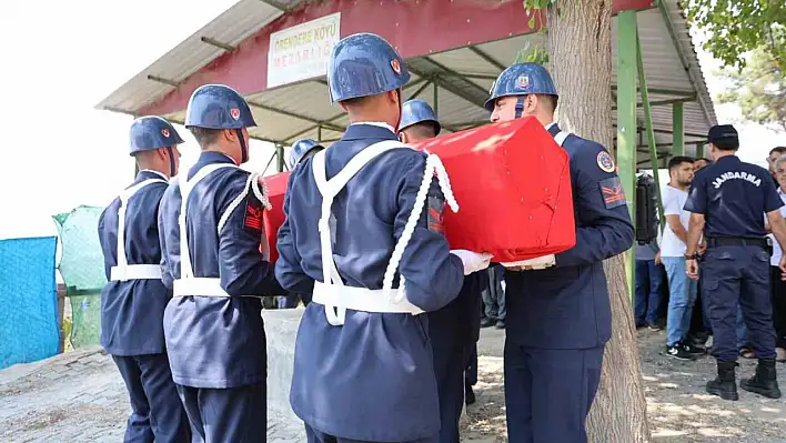 Adana'da memleketinde hayatını kaybeden uzman çavuş toprağa verildi.