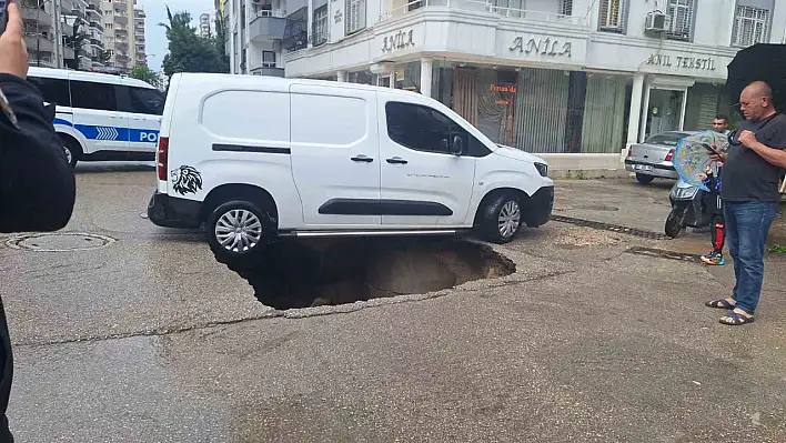 Adana şiddetli yağmura dayanamıyor - Yol çöktü!
