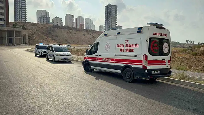 Adana'da yol kenarında hareketsiz yatan şahsın hayatını kaybettiği belirlendi!