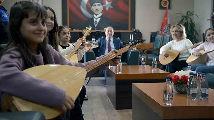 Emniye müdürne saz kursunu bitiren kızlardan mini konser!