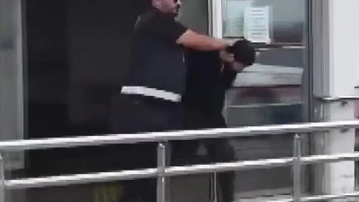 Adana sıcağında mont giydi, polise yakalandı