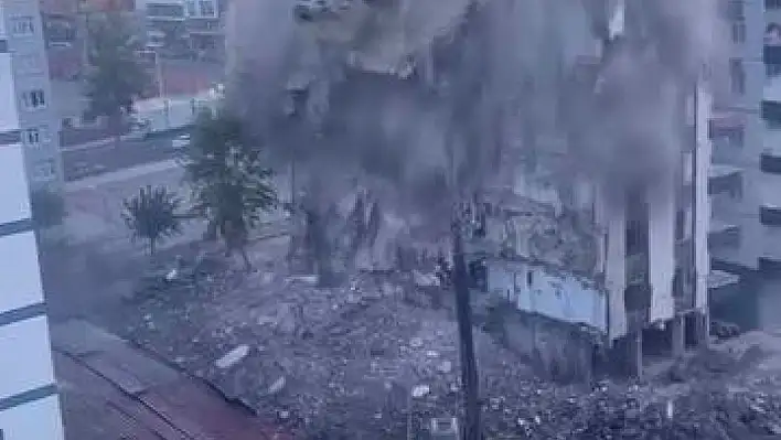 Depremde hasar gören bina bir anda çöktü