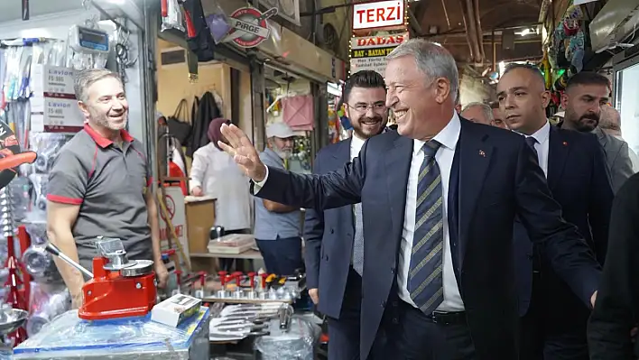 AK Parti heyeti Kapalı Çarşı'da esnafla buluştu