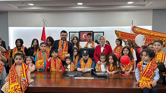 AK Parti Kayseri'de 23 Nisan Coşkusu – Okandan: Çekildiğim en güzel fotoğraf!