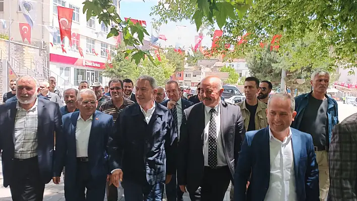 Akar ve Büyükkılıç Özvatan'da vatandaşlarla bir araya gedi