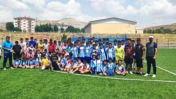 Akkışla'da yaz futbol kursu ve Palasspor altyapısı maç yaptı
