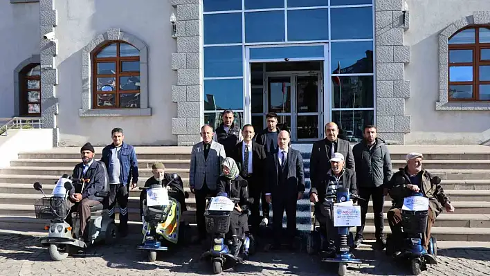 İhtiyaç sahipleri akülü araçlarına kavuştu