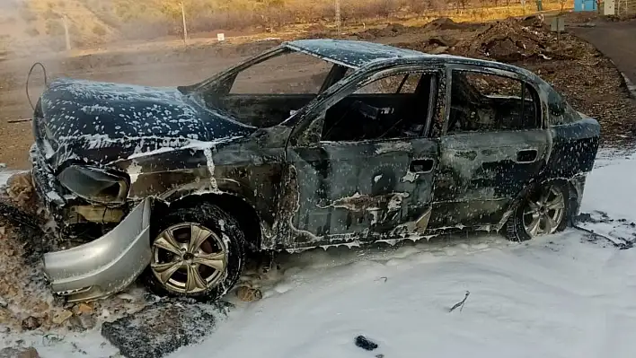 Kahramanmanraş'ta yanan otomobil hurdaya döndü