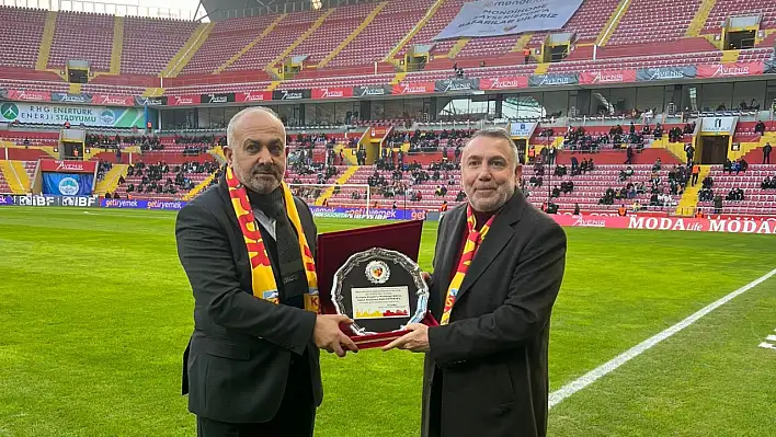 Ali Çamlı'dan maç öncesi Ertekin'e plaket!