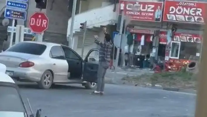Alkollü şahıs aracından indi, trafikte dans etti!