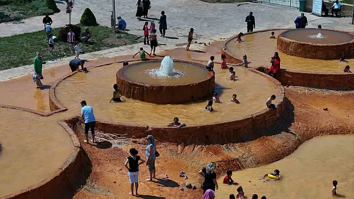 Altın sarısı rengiyle kendine hayran bırakan travertenler ziyaretçilerini ağırlıyor