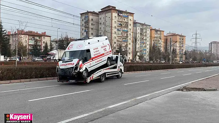 Ambulans tramvay yoluna girdi