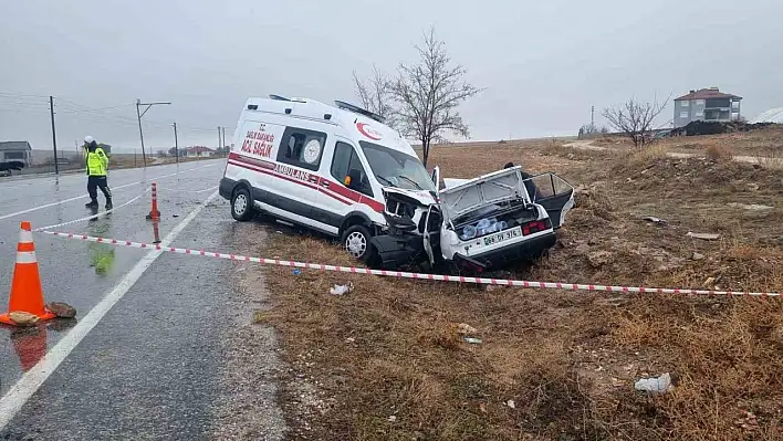 Ambulansla otomobil çarpıştı: 1 kişi hayatını kaybetti