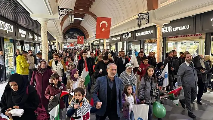 Anadolu Gençlik Derneği Cumhuriyet Meydanında